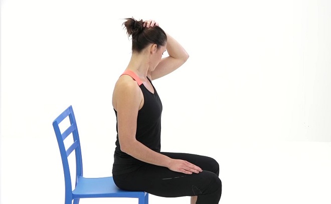 Protažení svalů na zadní straně krku