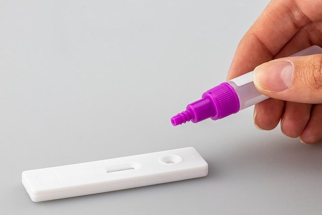 Konec povinného testování ve firmách a OSVČ: Opatření končí od pátku 18. února