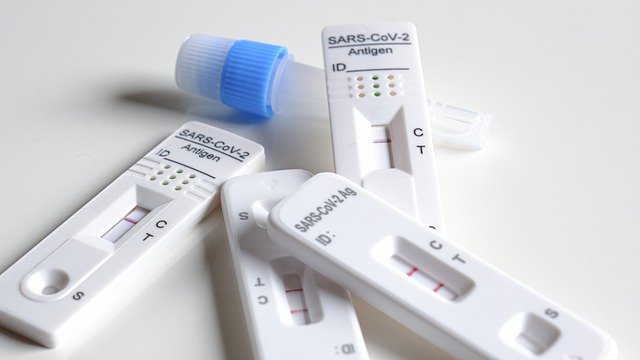 Testování stojí systém miliardy měsíčně, násobně víc než očkování