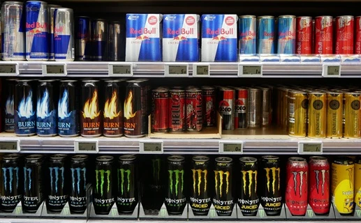 Pojišťovny podporují omezení dostupnosti energy drinků dětem