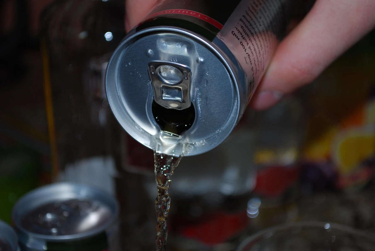 Pojišťovny podporují omezení dostupnosti energy drinků dětem